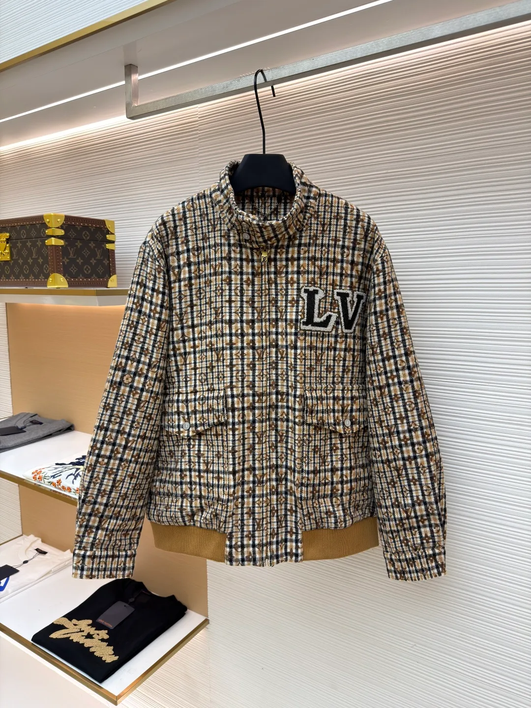 LOUIS VUITTON houndstooth presbyopic jacket ●Original version: Purchased and developed at 28599 ●Item number: 1681208-C45 ●Material: houndstooth fabric ●Technology: patch production ●Color: brown ●Version: Fitted version ●Weight: about 1050 grams ●Size: S-M-L-XL ●Description: Taking inspiration from the Dandy tailoring admired by British dog-walking gentlemen, with a full-frame Monogram The pattern revisits the Prince of Wales check. Beaded 1V patches and 1V Dog badges sit on the chest and back for an eclectic mix of preppy and edgy style. The overall routing is straight and delicate, the fabric is comfortable and soft, the color is consistent and there is no color difference, it can be matched with the same style to create a fashionable look, and can be used in various occasions, customized accessories, complete with three standards, the same style for men and women!